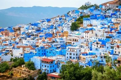 Walking-tour-with-guide-in-blue-streets-of-Chefchaouen