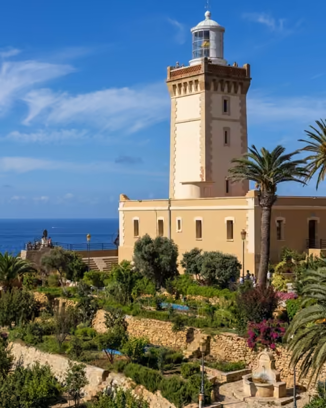 Le phare du cap Spartel au-dessus de l’Atlantique, près de Tanger