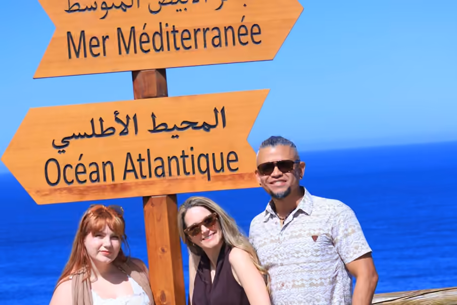 Des visiteurs au panneau du cap Spartel qui indique la Méditerranée et l’Atlantique
