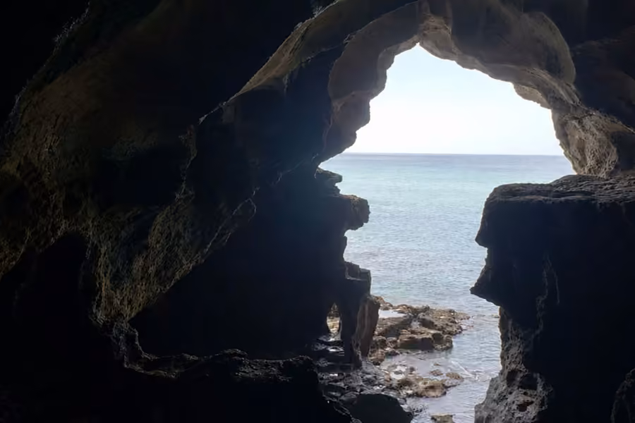 L’ouverture sur la mer en forme d’Afrique des grottes d’Hercule