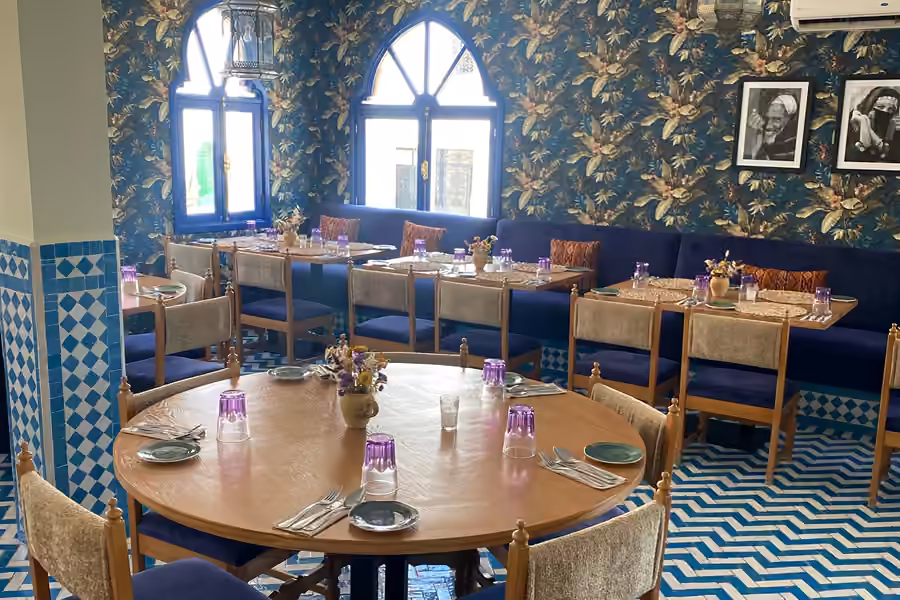 La salle d’un restaurant de riad dans la médina de Tanger