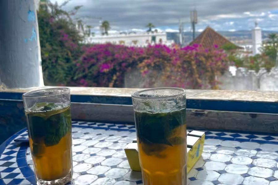Deux verres de thé à la menthe sur une terrasse de café de la médina de Tanger
