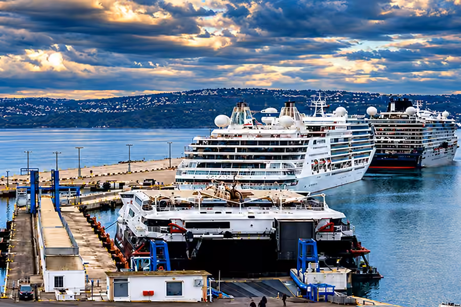 Des navires de croisière à quai au terminal de Tanger sous un ciel du soir