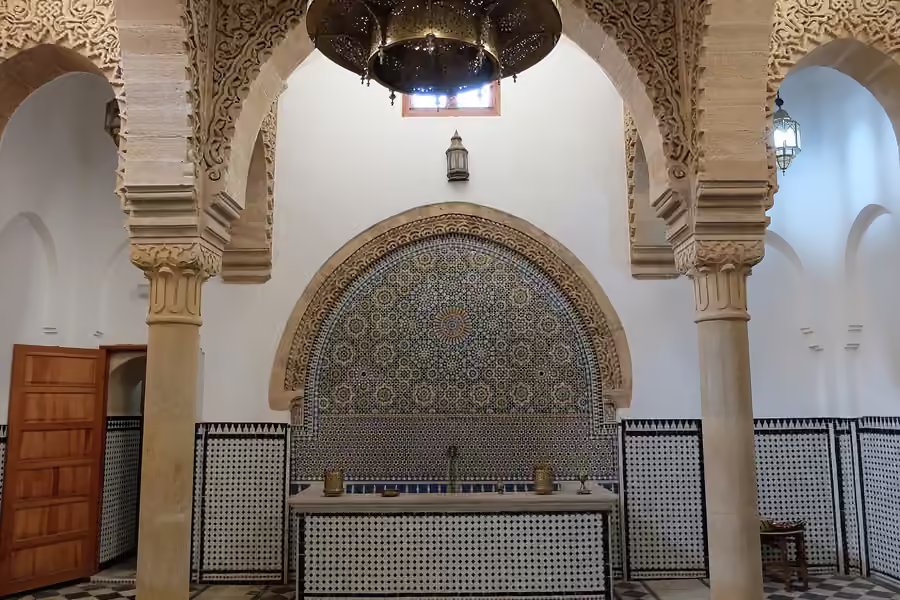 Un hammam traditionnel restauré avec du zellige et des arcs en plâtre sculpté (hammam Saffarin, Fès)