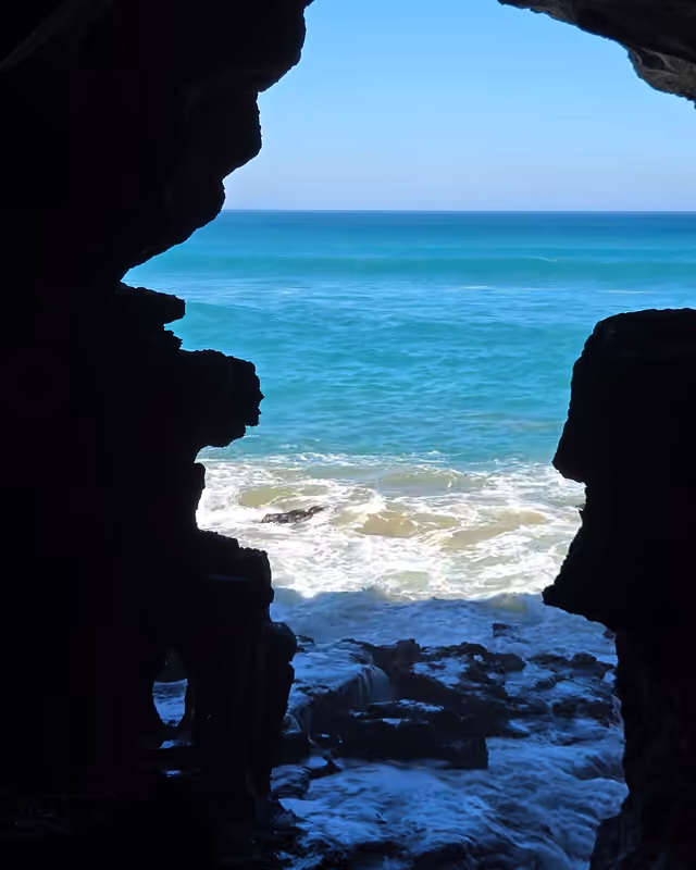 La mer vue par l’ouverture des grottes d’Hercule