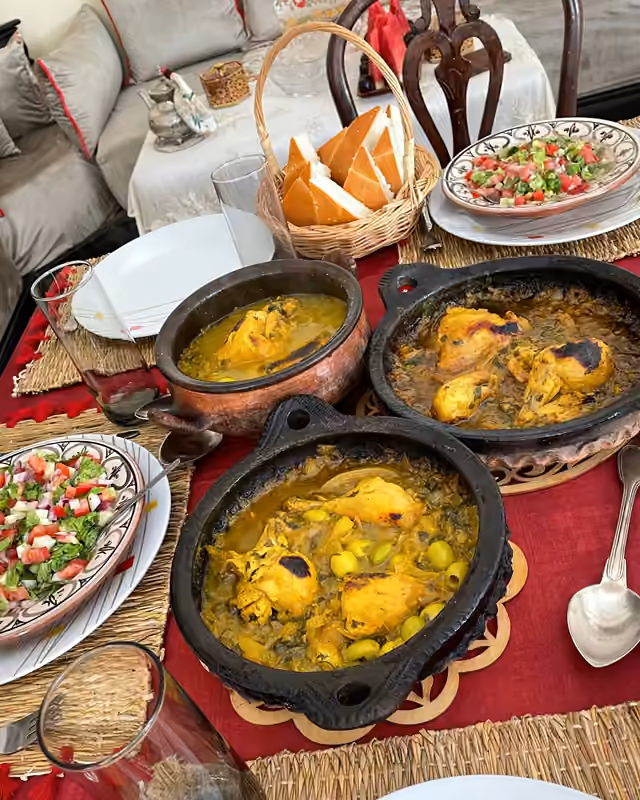 Des tajines et des salades sur une table après un cours de cuisine à Tanger