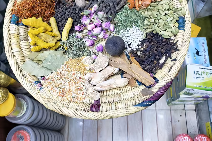 Un panier de fleurs séchées, de racines et d’épices dans la médina de Tanger