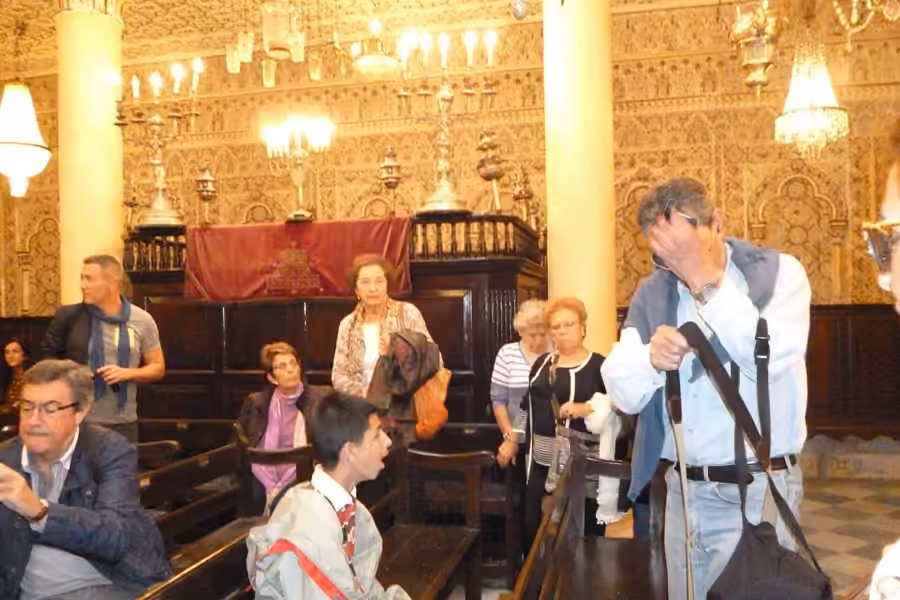 Des visiteurs dans une synagogue historique de Tanger