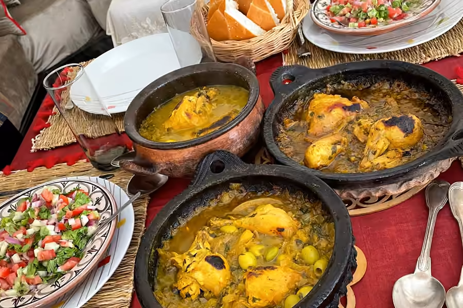 Plusieurs tajines et salades sur une table après un cours de cuisine marocaine