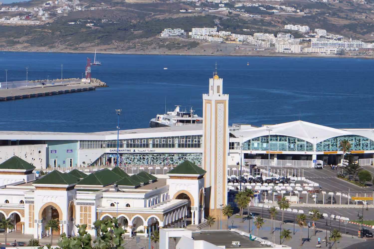 La mosquée Lalla Abla et son minaret à l’entrée du port de Tanger Ville, avec la baie de Tanger derrière