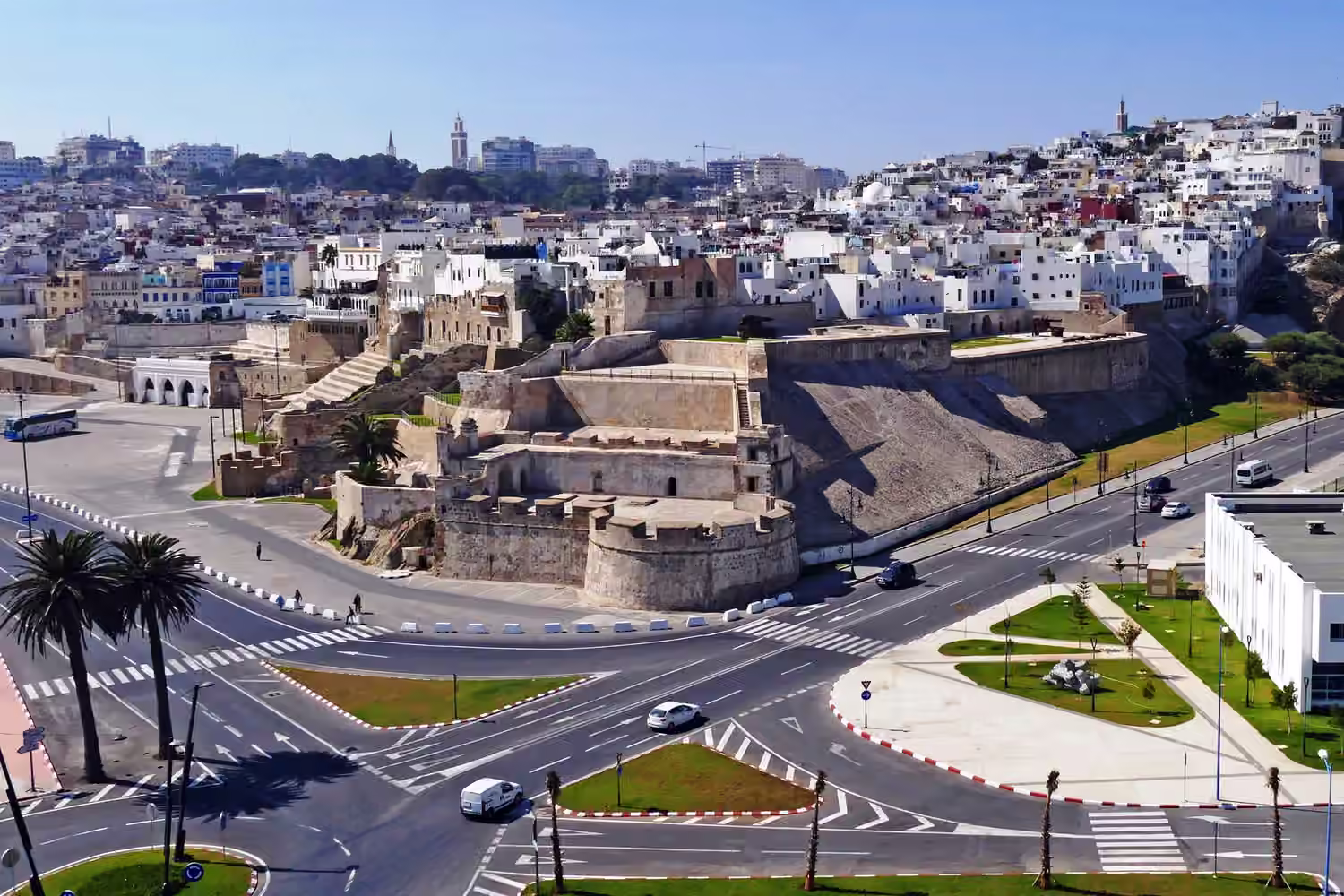 Les remparts de pierre et un bastion rond de la médina au-dessus des routes du port de Tanger Ville