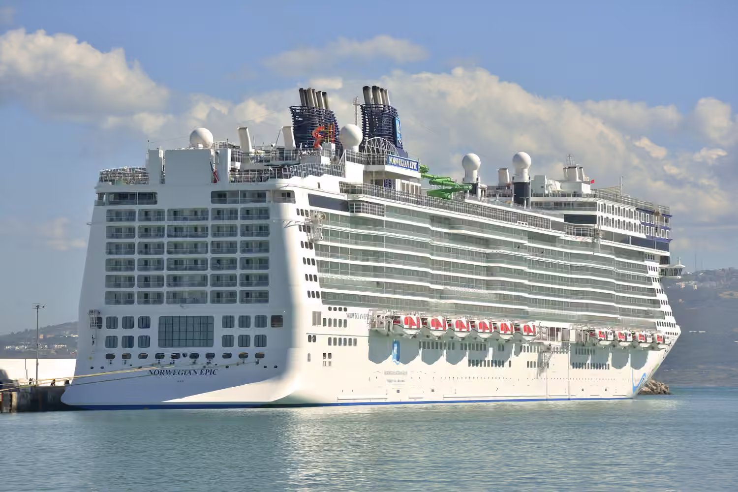 Le bateau de croisière Norwegian Epic à quai à Tanger, sous un ciel bleu et quelques nuages