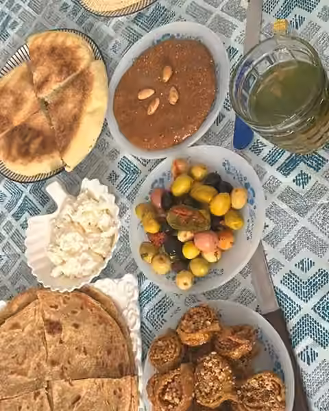 Una mesa marroquí en una clase de cocina en Tánger: msemen, amlou con almendras, aceitunas, queso fresco y té a la menta