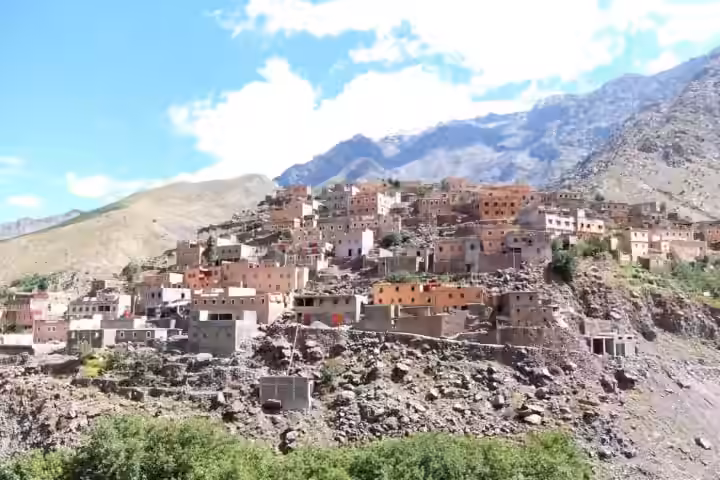 Las casas de piedra y tierra de Aroumd en una ladera bajo las cumbres del Alto Atlas, cerca de Imlil