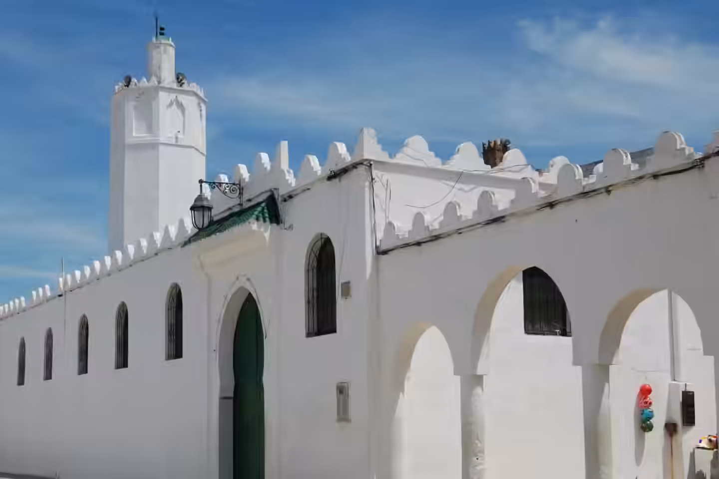 La Gran Mezquita encalada de Asilah, con su puerta verde y su minarete