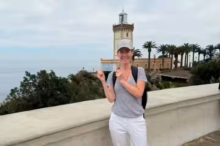 Una viajera en el faro del cabo Espartel, donde el Atlántico se encuentra con el estrecho de Gibraltar