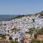 Chefchaouen en la ladera bajo las montañas del Rif, vista desde la colina de la mezquita española