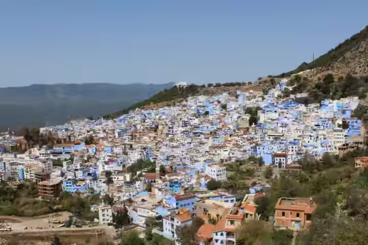 Chefchaouen en la ladera bajo las montañas del Rif, vista desde la colina de la mezquita española