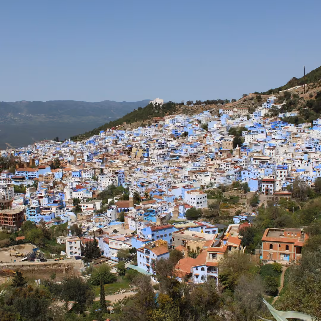 Chefchaouen en las laderas del Rif, vista desde la colina de la mezquita española