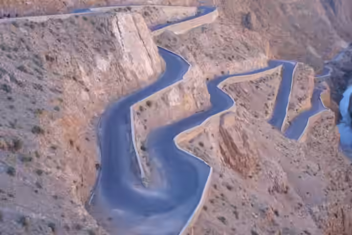 Las curvas cerradas de la carretera que sale de las gargantas del Dades