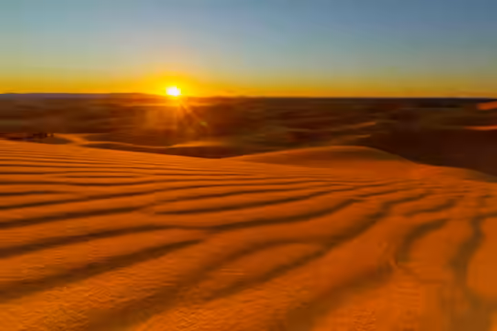 Las dunas de Erg Chebbi al atardecer, con sus ondulaciones bajo sombras alargadas