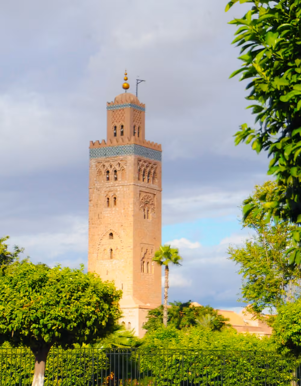 El alminar de la Koutoubia sobre las palmeras y los jardines de Marrakech