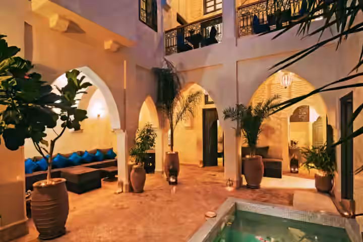 El patio de un riad de la medina de Marrakech, con sus arcos, sus plantas y su pequeña alberca