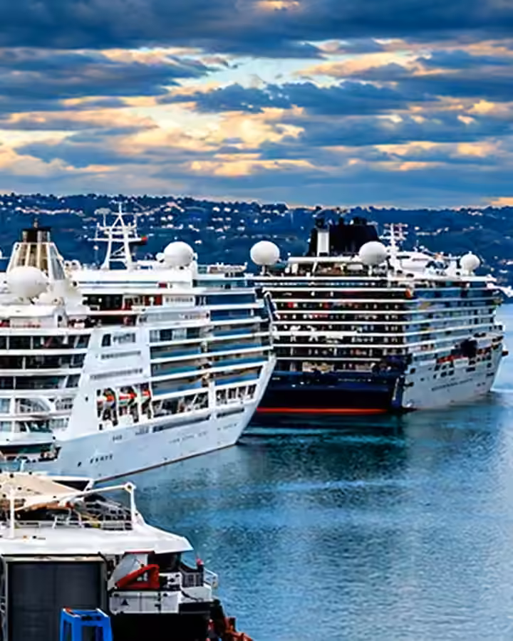 Dos cruceros atracados en el muelle de cruceros del puerto de Tánger, bajo un cielo de tarde