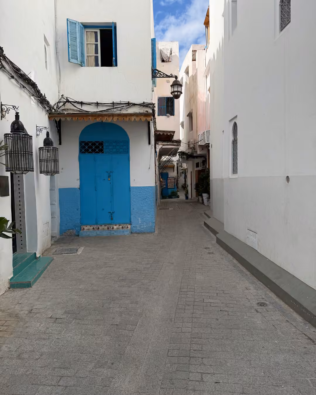 Una puerta azul en una callejuela blanca de la Kasbah de Tánger