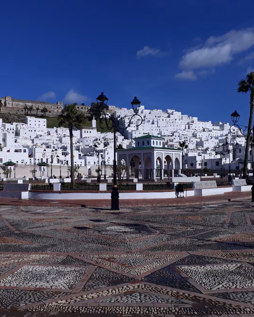 La plaza del Feddán en Tetuán, con su mosaico de cantos rodados y la medina blanca detrás