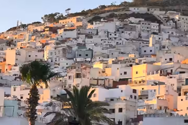 Las casas blancas de la medina de Tetuán subiendo por la ladera con el sol de la tarde